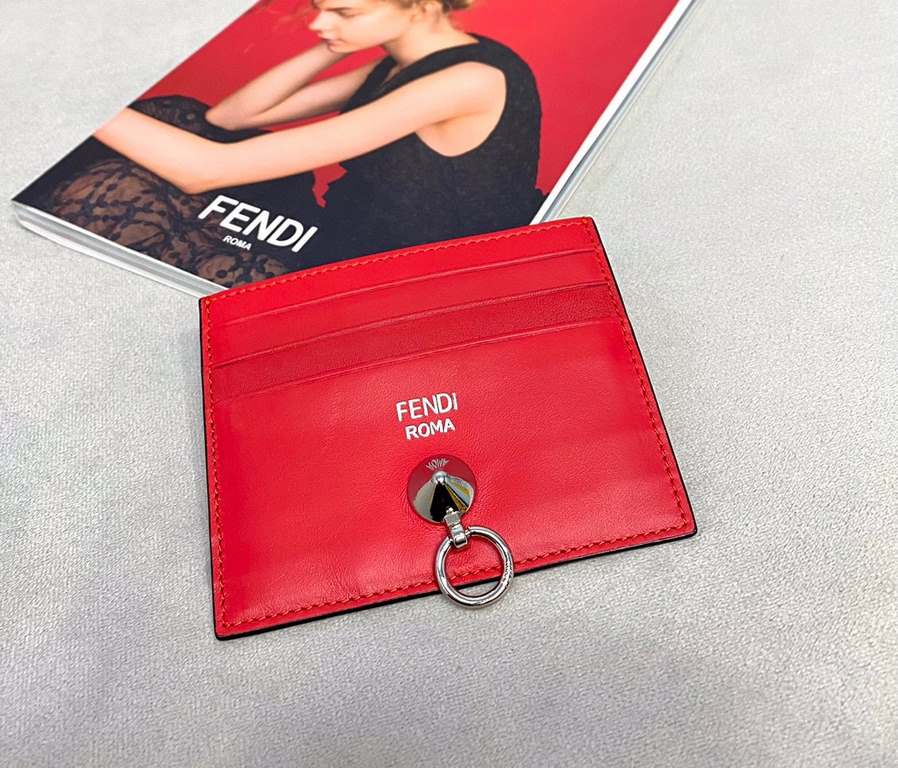 Flat card holder in Fendi calf leather, with metal rings and chic conical rivets that allow the holder to be fastened to a handbag or attached to a small charm, central compartment and 6 card slots. （Center compartment a