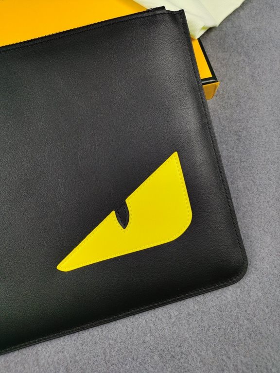 Brand FENDIModel Yellow Sticky Clutch BagItem No. 168568Color Black Lemon YellowMaterial First layer imported nappa cow leatherSize 30202  FENDI pouch Fendi handbag   super explosive models come to pull, head layer nappa