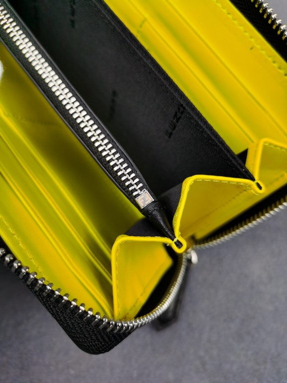 Brand FENDIDescription silkscreen monoprintItem No. 868568Color blackSize 19.510.53Material Imported head layer nappa cowhide on the surface, yellow sheepskin lining, delicate feelFENDI zipper wallet Introduction spring 