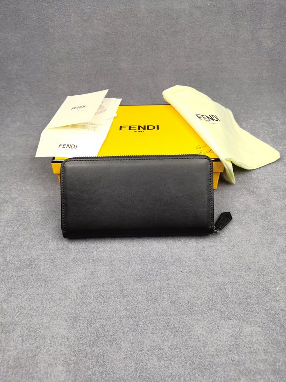 Brand FENDIDescription silkscreen monoprintItem No. 868568Color blackSize 19.510.53Material Imported head layer nappa cowhide on the surface, yellow sheepskin lining, delicate feelFENDI zipper wallet Introduction spring 