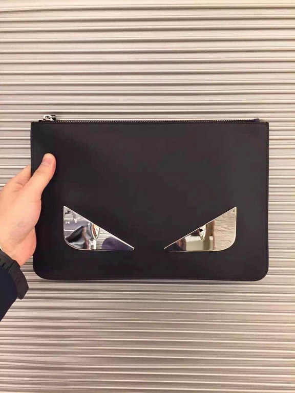 Clutch bag in calfskin leather, decorated with BAG BUGS eyes in the form of palladium-finish metal appliqués, zipper closure and F ROMA logo on the back. 30cm.