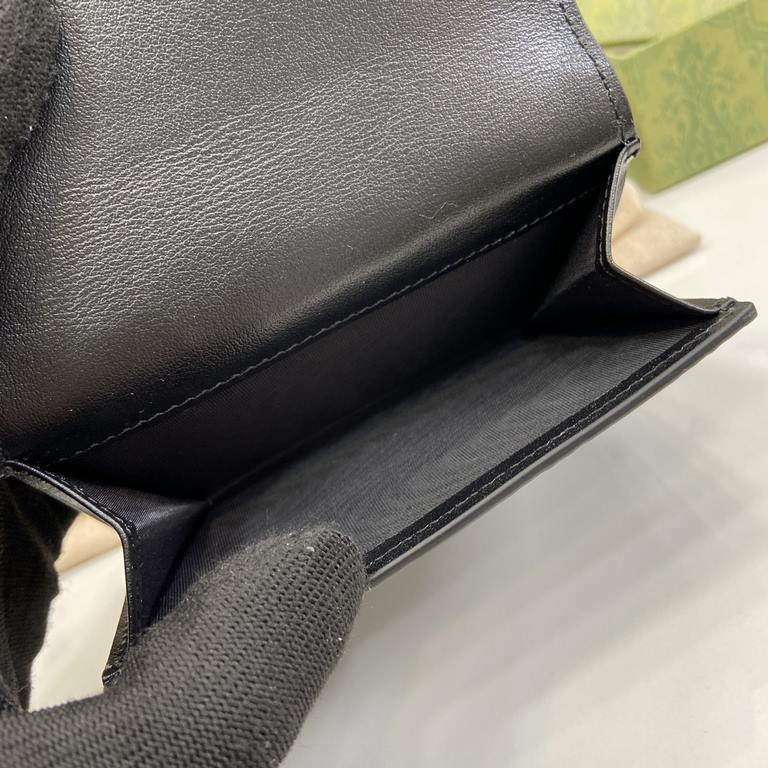 .  With a full set of original green box packaging GG Embossed G Cowhide Short Clip, this leather wallet is crafted with a new interpretation of the GG motif from the Early Fall 2020 collection.The GG leather is soft and