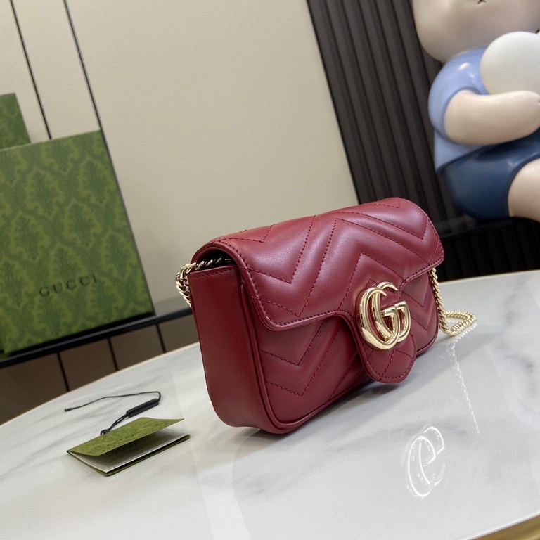 .   with a full set of original green box packaging   [New] GG Marmont series of ultra-mini handbags. Made of burgundy quilted V-shaped leather, this ultra-mini handbag is embellished with classic double G logo antique g