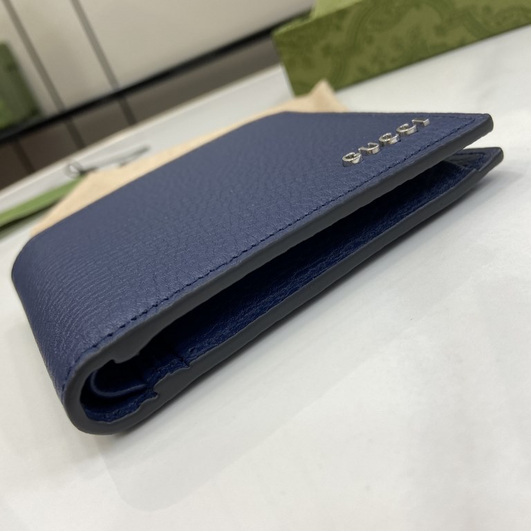 .   With a full set of original green box packaging   decorated with Gucci logo bifold wallet. The men's everyday accessory collection is made of classic blue leather, and the Early Spring 2024 collection features a new 