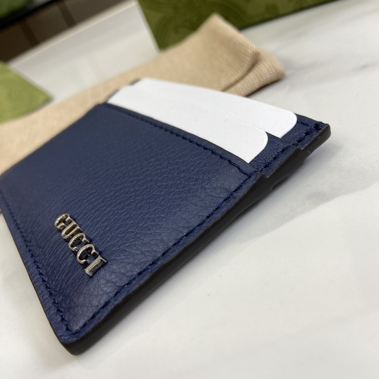 .   With a full set of original green box packaging   decorated with Gucci logo card holder. The men's everyday accessory collection is made of classic blue leather, and the Early Spring 2024 collection features the Gucc