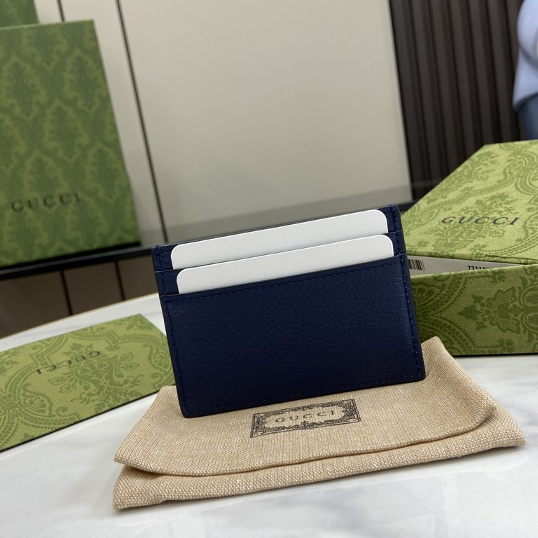 .   With a full set of original green box packaging   decorated with Gucci logo card holder. The men's everyday accessory collection is made of classic blue leather, and the Early Spring 2024 collection features the Gucc