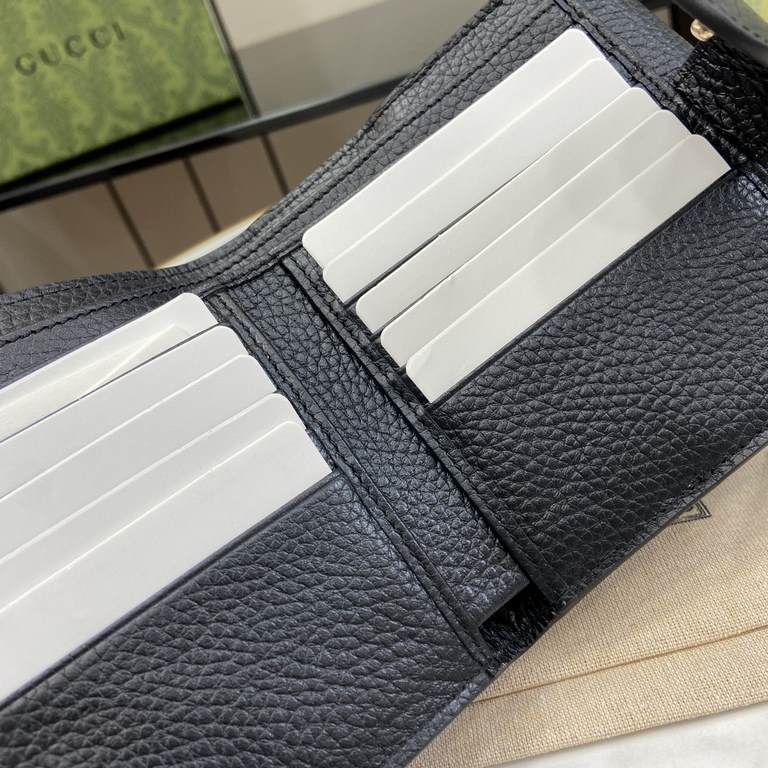 .  With a full set of original green box packaging GG wrestling cowhide short wallet, this leather wallet is crafted with a new interpretation of the GG motif from the Early Fall 2020 collection. GG leather is soft and s