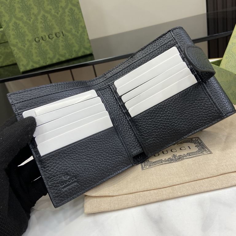 .  With a full set of original green box packaging GG wrestling cowhide short wallet, this leather wallet is crafted with a new interpretation of the GG motif from the Early Fall 2020 collection. GG leather is soft and s