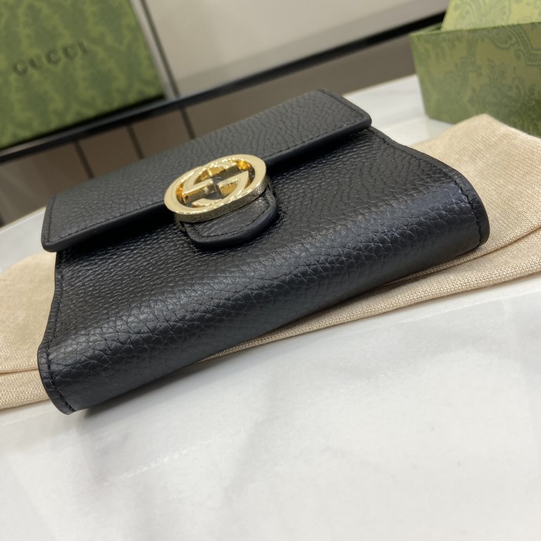 .  With a full set of original green box packaging GG wrestling cowhide short wallet, this leather wallet is crafted with a new interpretation of the GG motif from the Early Fall 2020 collection. GG leather is soft and s