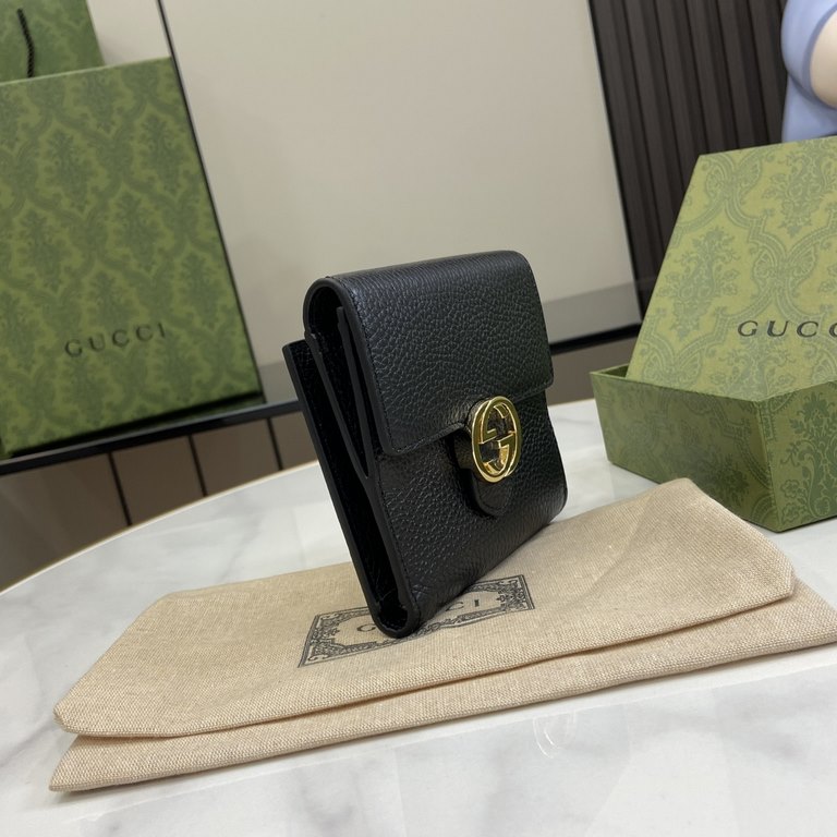 .  With a full set of original green box packaging GG wrestling cowhide short wallet, this leather wallet is crafted with a new interpretation of the GG motif from the Early Fall 2020 collection. GG leather is soft and s