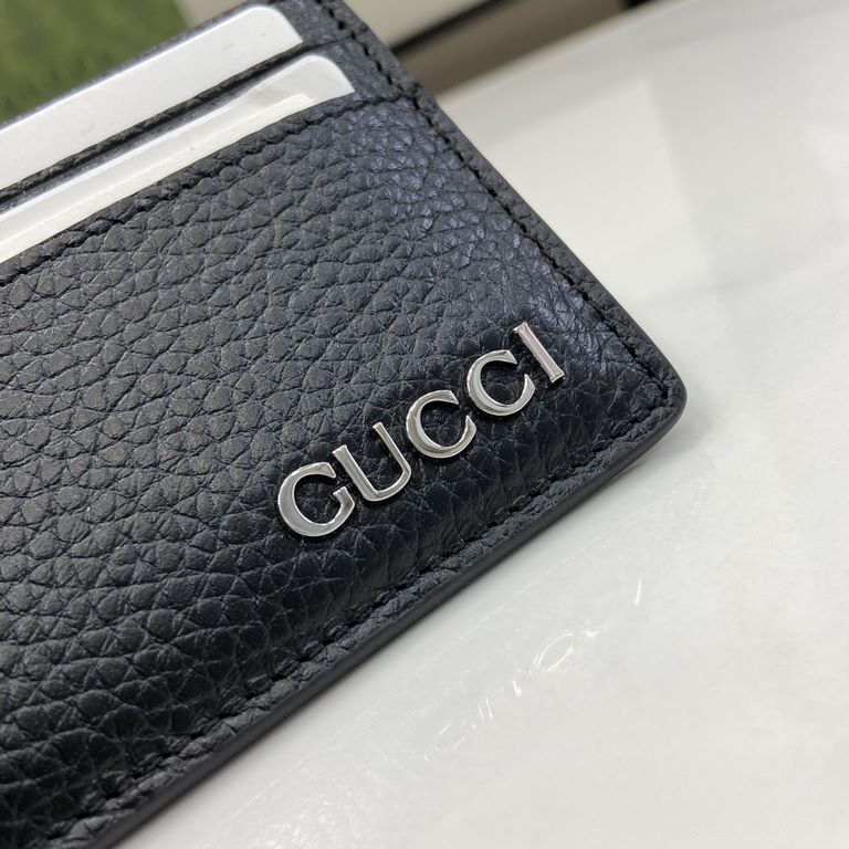 .   With a full set of original green box packaging   decorated with Gucci logo card holder. The men's everyday accessory collection is made of classic black leather, and the Early Spring 2024 collection features the Guc