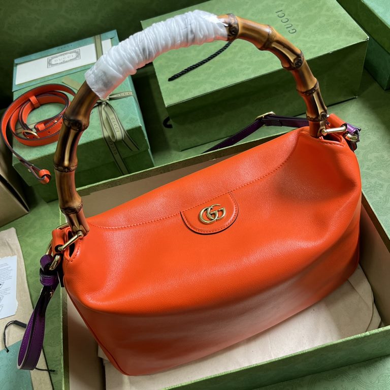 .   With full original green box packaging  Gucci Diana Collection Large Shoulder Backpack. This medium shoulder bag combines two of the brand's most recognizable elements - the bamboo handle and the double G - to give t