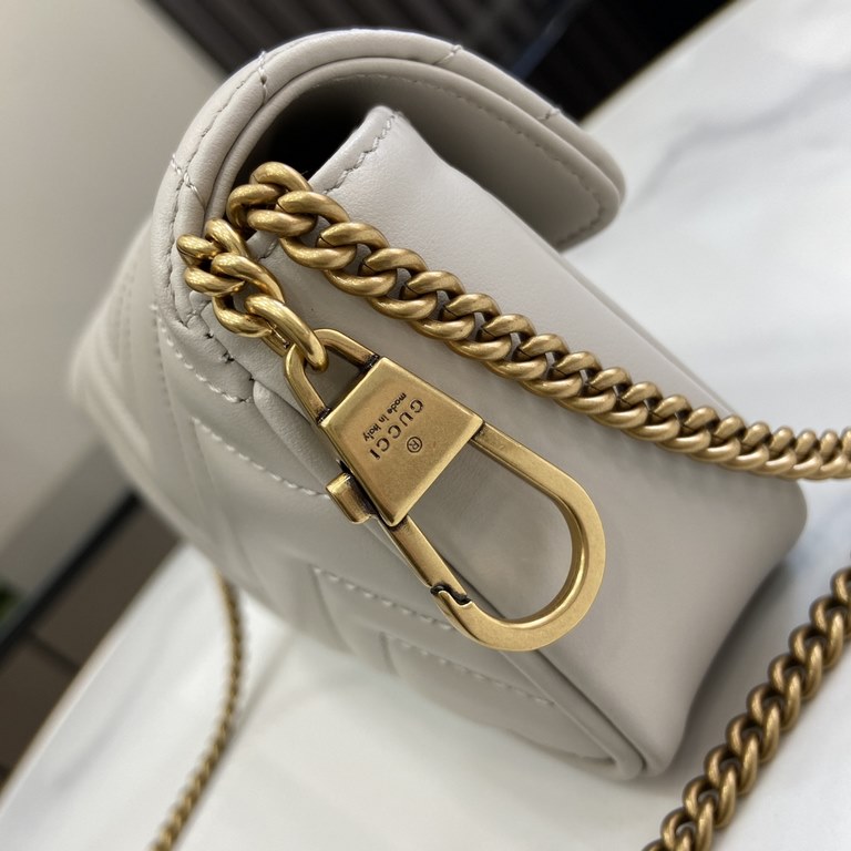 .   with a full set of original green box packaging   original leather [New] GG Marmont series of ultra-mini handbags. This ultra-mini handbag is made of light gray quilted V-shaped leather, embellished with the classic 