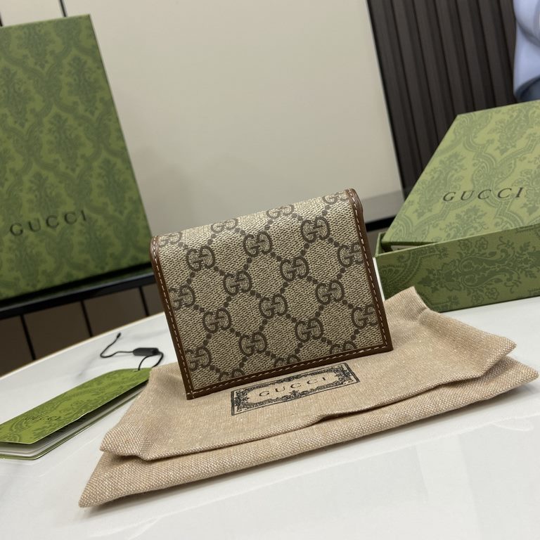 .   Comes with a full set of original green box packaging  Gucci Horsebit 1955 Collection Card Case. New to the Early Fall 2020 collection is this Gucci Horsebit 1955 Collection card bag made from GG Supreme canvas and b