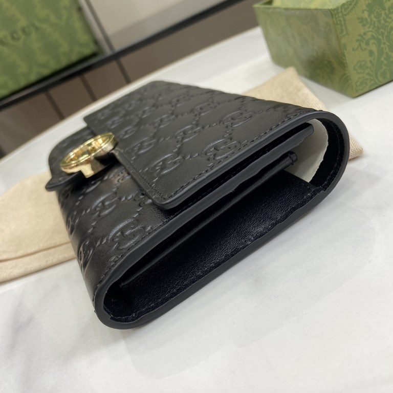 .  With a full set of original green box packaging GG Embossed G Cowhide Long Wallet, this leather wallet is crafted with a new interpretation of the GG motif from the Early Fall 2020 collection.The GG leather is soft an