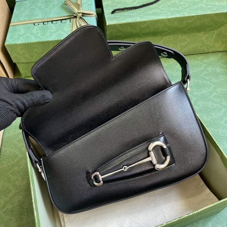 .   With a full set of original green box packaging  Gucci Horsebit 1955 series small shoulder bag. For the 70th anniversary of the iconic horsebit accessory, the brand has revitalized its collection with a blend of func