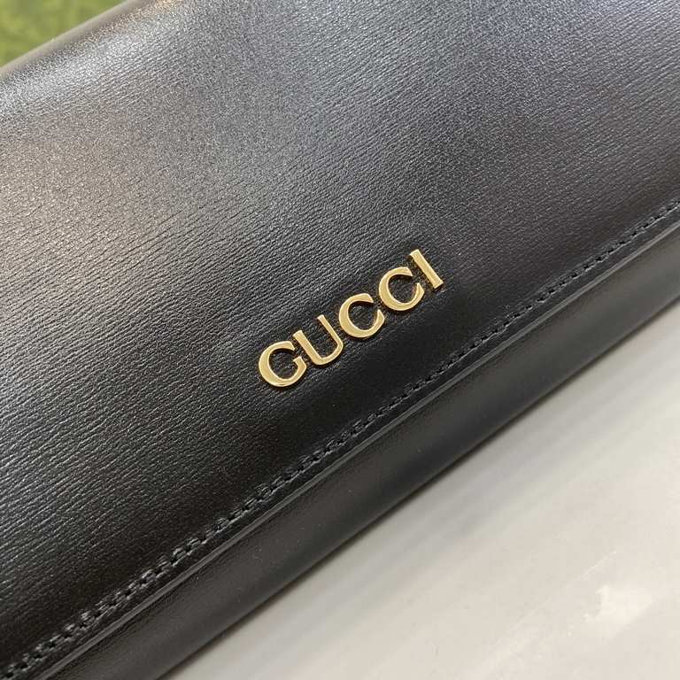 .   with a full set of original green box packaging   decorated with handwritten Gucci logo long clip wallet. Exploring the possibilities of self-expression without limits has become the spirit of the brand's designs. Cr