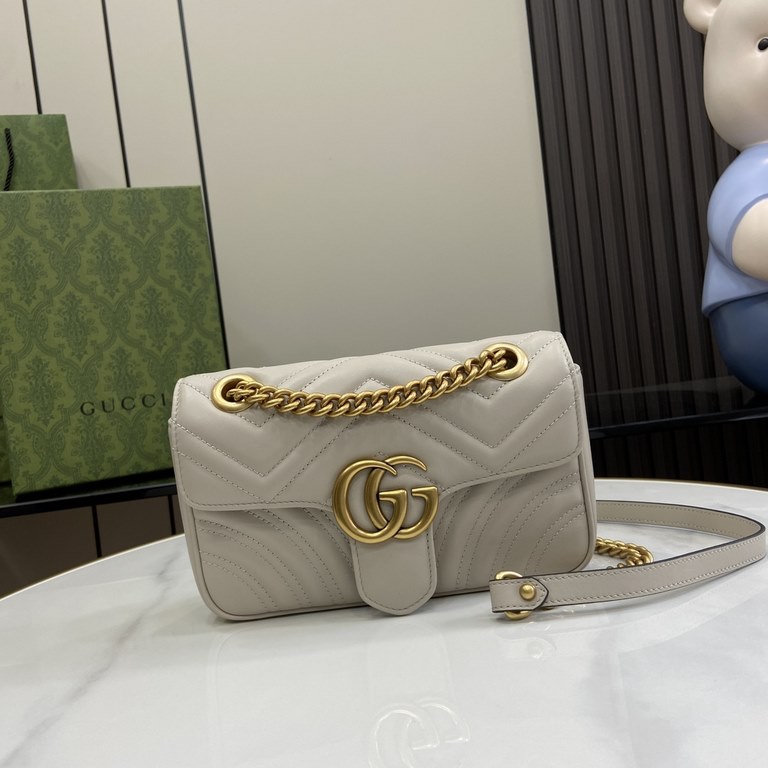 .   with a full set of original green box packaging   original leather [New] GG Marmont series quilted mini handbag. This GG Marmont series mini handbag is made of highly recognizable shape, neutral light beige quilted V