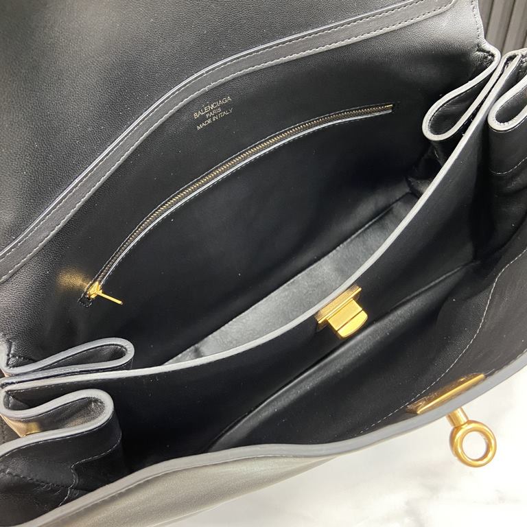 .   Parisienne             shipped  Rodeo black handbag, old gold metal fittings, design inspiration injected a lot of anti-utopian cool and antique effect, using a single handle and flap and lock of the large opening de