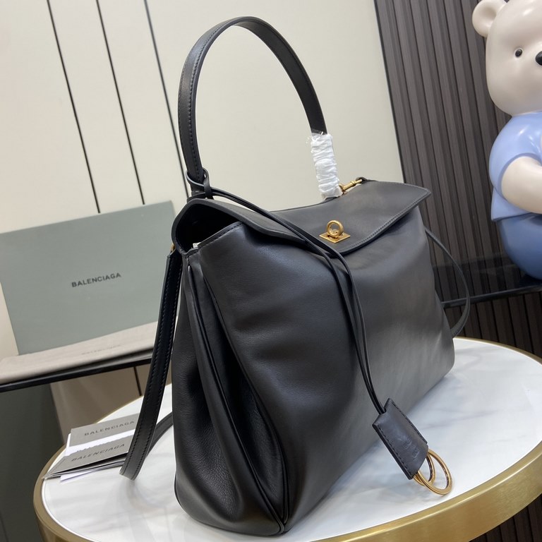 .   Parisienne             shipped  Rodeo black handbag, old gold metal fittings, design inspiration injected a lot of anti-utopian cool and antique effect, using a single handle and flap and lock of the large opening de