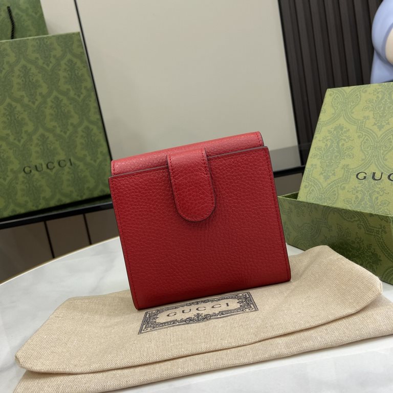 .  With a full set of original green box packaging GG wrestling cowhide short wallet, this leather wallet is crafted with a new interpretation of the GG motif from the Early Fall 2020 collection. GG leather is soft and s