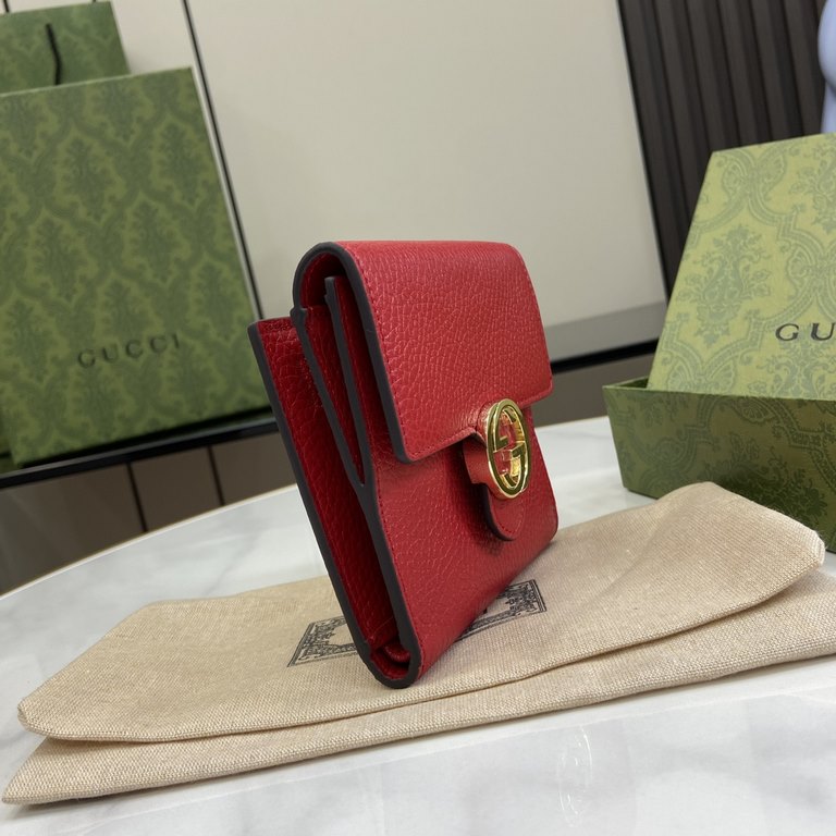 .  With a full set of original green box packaging GG wrestling cowhide short wallet, this leather wallet is crafted with a new interpretation of the GG motif from the Early Fall 2020 collection. GG leather is soft and s