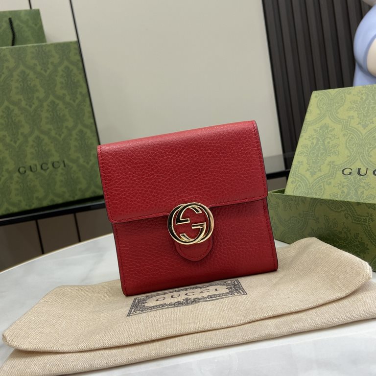 .  With a full set of original green box packaging GG wrestling cowhide short wallet, this leather wallet is crafted with a new interpretation of the GG motif from the Early Fall 2020 collection. GG leather is soft and s