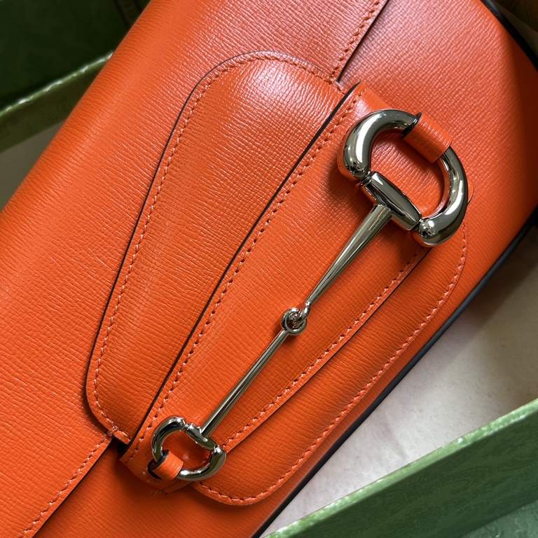 .   With a full set of original green box packaging  Gucci Horsebit 1955 series small shoulder bag. For the 70th anniversary of the iconic horsebit accessory, the brand has revitalized its collection with a blend of func