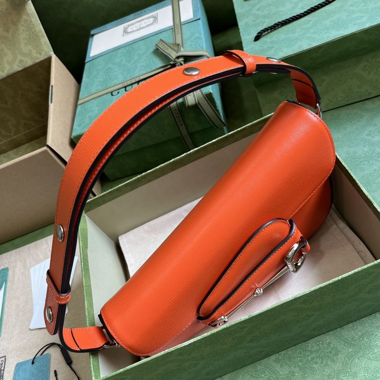 .   With a full set of original green box packaging  Gucci Horsebit 1955 series small shoulder bag. For the 70th anniversary of the iconic horsebit accessory, the brand has revitalized its collection with a blend of func