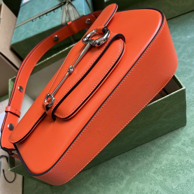 .   With a full set of original green box packaging  Gucci Horsebit 1955 series small shoulder bag. For the 70th anniversary of the iconic horsebit accessory, the brand has revitalized its collection with a blend of func