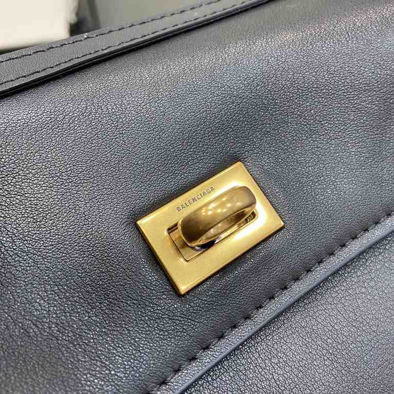 .   Parisienne             shipped  Rodeo black handbag, old gold metal fittings, design inspiration injected a lot of anti-utopian cool and antique effect, using a single handle and flap and lock of the large opening de