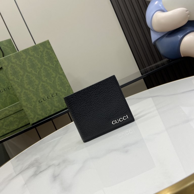 .   With a full set of original green box packaging   decorated with Gucci logo bifold wallet. The men's everyday accessory collection is made of classic black leather, and the Early Spring 2024 collection features the G