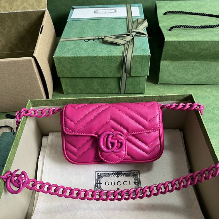 .   Comes with a full set of original green box packaging  GG  Marmont Chain Macaroon Collection Rose Mini Handbag with keychain can be used to tie this bag to another larger handbag. Featuring a rather structured soft s