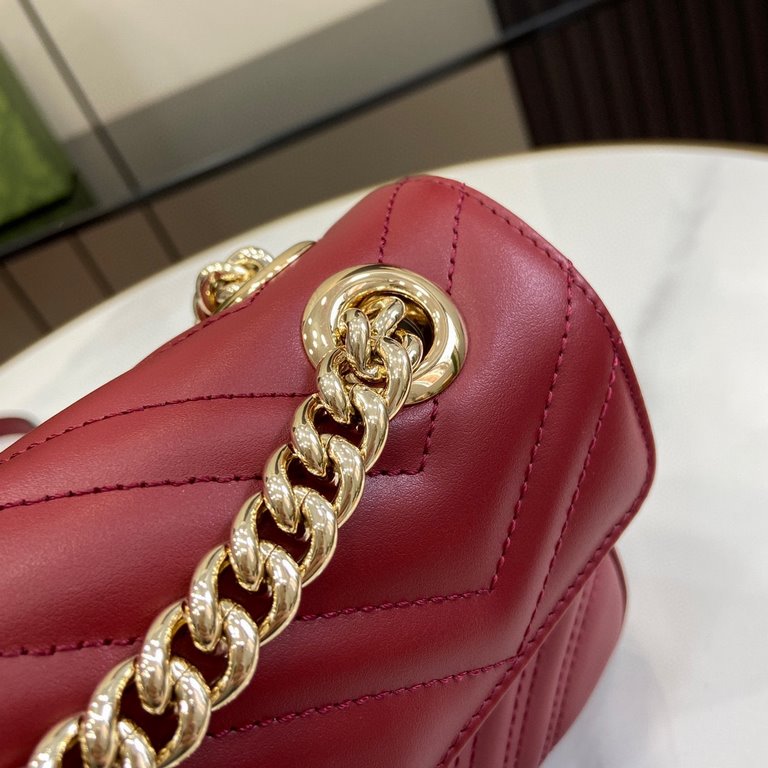 .   with full set of original green box packaging   [New] GG Marmont series quilted mini handbag. This GG Marmont collection mini handbag is made of highly recognizable shape, neutral burgundy quilted V-shaped leather, s