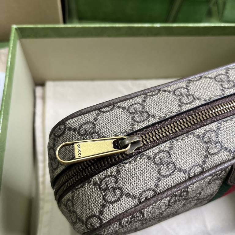 .   Comes with a full set of original green box packaging  Gucci Savoy Collection Trimmed Webbing Wash Bag. Since its inception in the 1960s, the GG Supreme canvas has evolved to complement the brand's collections. The i