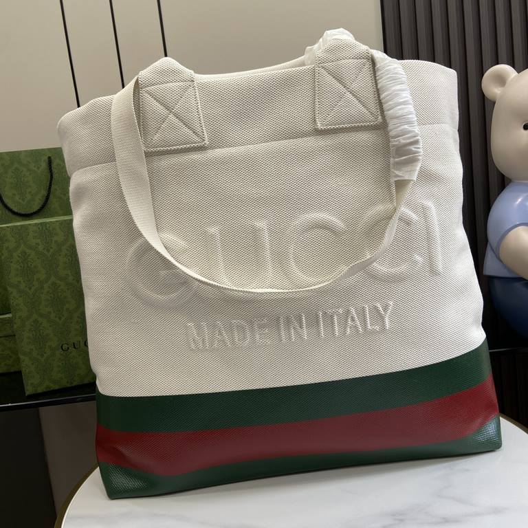 .  With a full set of original green gift bags [New] GG embossed detail canvas tote bag, this piece from Gucci's Lido collection is inspired by the Italian coast's summer flavor and beach clubs. Crafted in a casual silho