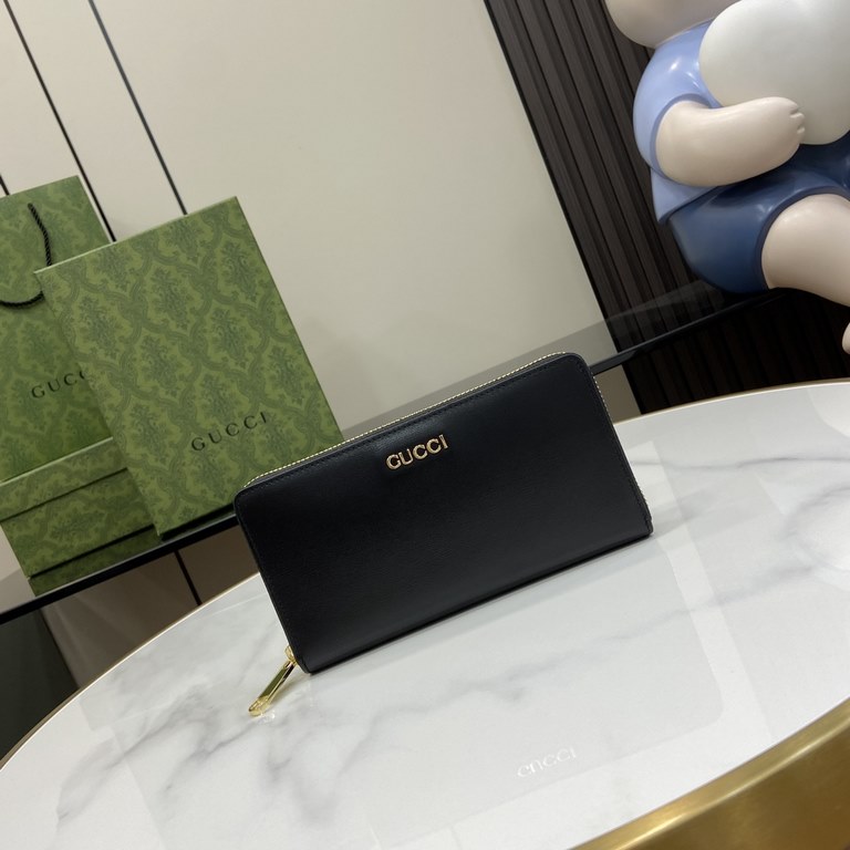 .   with a full set of original green box packaging   decorated with handwritten Gucci logo long clip wallet. Exploring the possibilities of self-expression without limits has become the spirit of the brand's designs. Th