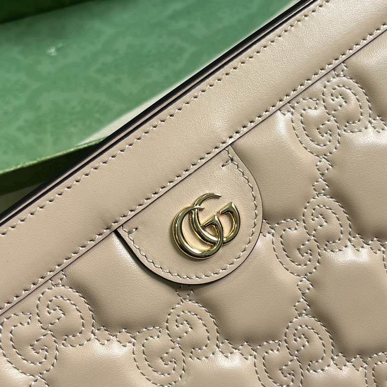 .   With full original green box packaging  GG matelassé leather shoulder bag UM8HG 1046 continues to stand out in a unique way. With its ultra-soft finish, the iconic material is once again re-imagined as part of the Gu