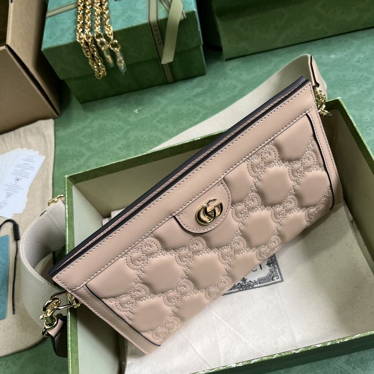 .   With full original green box packaging  GG matelassé leather shoulder bag UM8HG 1046 continues to stand out in a unique way. With its ultra-soft finish, the iconic material is once again re-imagined as part of the Gu