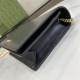 .   With a full set of original green box packaging   decorated with handwritten Gucci logo chain strap wallet. The Small Leather Accessories collection seamlessly blends modern fashion elements to create an ever-changin