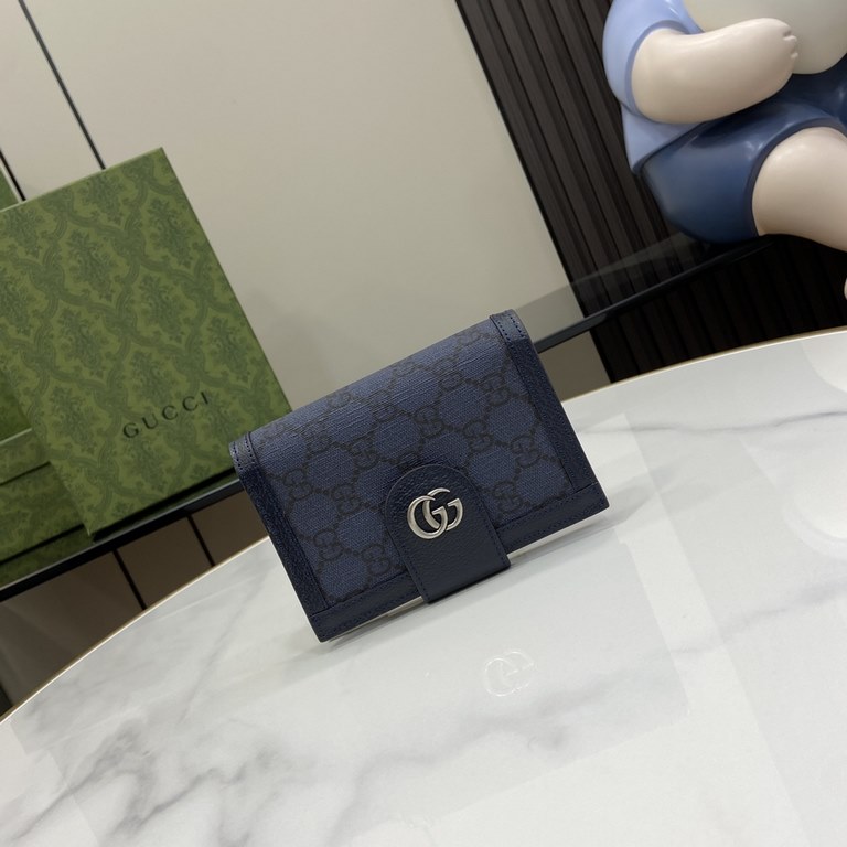 .   With a full set of original green box packaging  GG  The family's newest passport case arrives, which can also be used as a money clip, is a practical design piece that is a staple of the brand. The classic GG patter