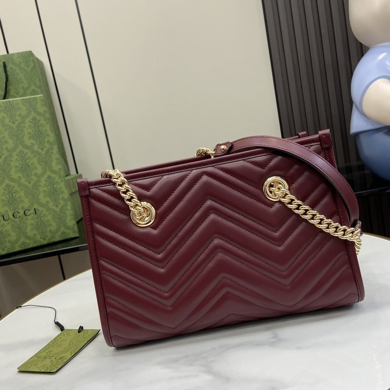 .   with a full set of original green box packaging   [New] GG Marmont series small tote bag. The GG Marmont small tote bag is presented in the brand's Gucci Rosso Ancora red, using the classic color scheme of the early 