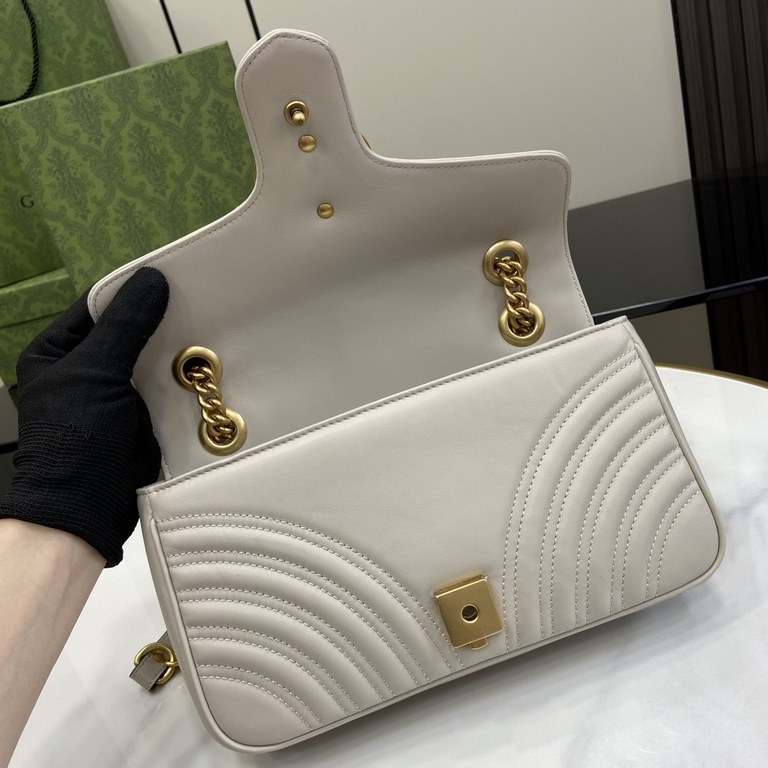 .   with a full set of original green box packaging   original leather [New] GG Marmont series quilted mini handbag. This GG Marmont series mini handbag is made of highly recognizable shape, neutral light beige quilted V