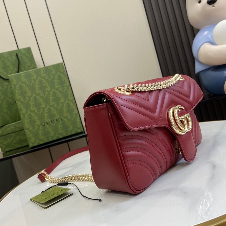 .   with a full set of original green box packaging   original leather [New] GG Marmont series quilted mini handbag. This GG Marmont series mini handbag is made of highly recognizable shape, neutral burgundy quilted V-sh