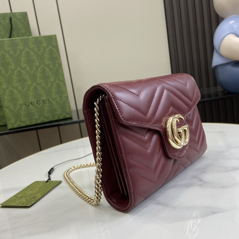 .  With a full set of original green box packaging GG Marmont series of quilted mini handbags.Gucci's classic small accessories continue to revitalize themselves around the brand's evolving aesthetic. As part of the Spri