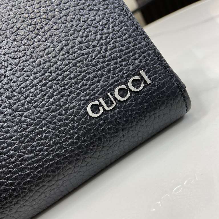 .   Comes in the original green box.   Adorned with a Gucci logo full-zip wallet. The men's everyday accessory collection is crafted in classic black leather, and for the Spring 2024 collection, the Gucci logo has been r