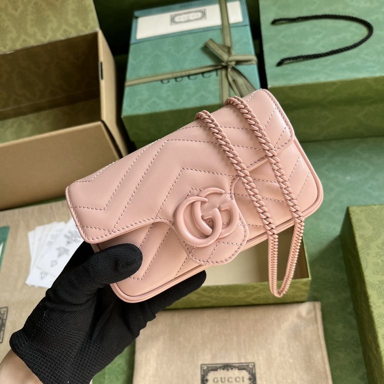 .  With a full set of original green box packaging GG Marmont series of ultra-mini handbags. Gucci classic small accessories continue to revitalize itself around the brand's evolving aesthetic. As a masterpiece of the Sp