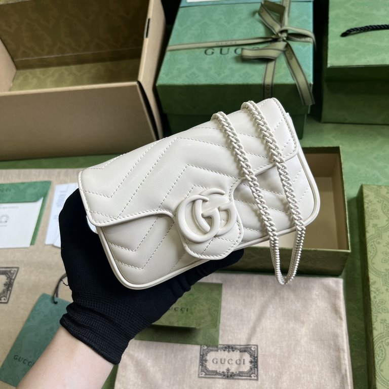 .  With a full set of original green box packaging GG Marmont series of ultra-mini handbags. Gucci's classic small accessories continue to revitalize themselves around the brand's evolving aesthetic. As part of the Sprin