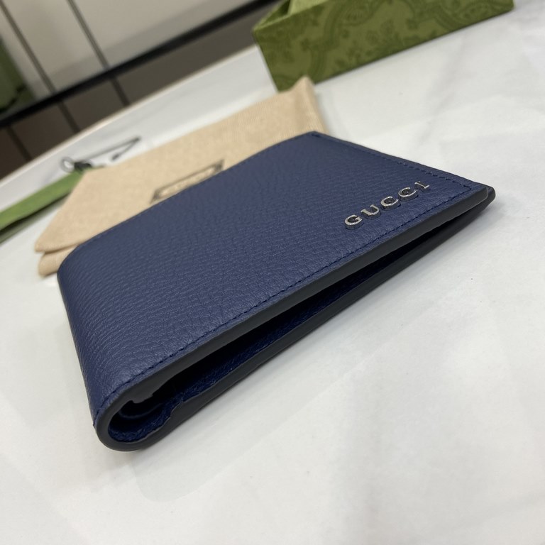 .   With a full set of original green box packaging   decorated with Gucci logo bifold wallet. The men's everyday accessory collection is made of classic blue leather, and the Early Spring 2024 collection features a new 