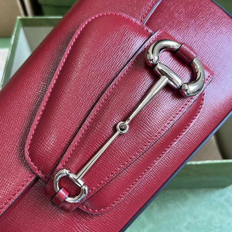 .   With a full set of original green box packaging  Gucci Horsebit 1955 series small shoulder bag. For the 70th anniversary of the iconic horsebit accessory, the brand has revitalized its collection with a blend of func